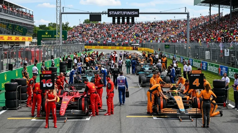 Monoplazas de Ferrari y McLaren en parrilla de salida de Fórmula 1